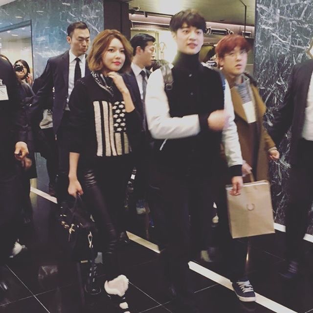  [PIC][27-11-2015]SooYoung tham dự buổi Fansign cho thương hiệu "COACH" tại Lotte Department Store Busan vào trưa nay CUyy4MGWIAAHkVq
