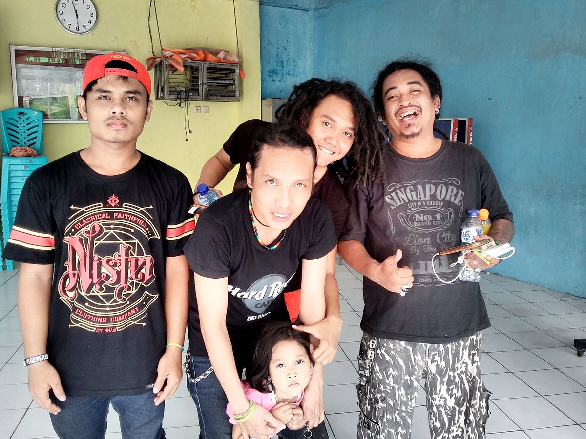 Minggu ini iringin mas DHYOHAW at ramayana cimone bareng VOC reggae yuhuu