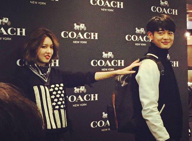  [PIC][27-11-2015]SooYoung tham dự buổi Fansign cho thương hiệu "COACH" tại Lotte Department Store Busan vào trưa nay CUyzhzEXAAEZ0OH