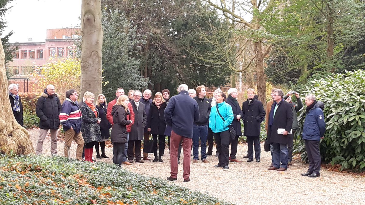 <a href="/RobertvanGalen/">Robert van Galen</a> en <a href="/ElisaDerksen/">Elisa Derksen</a> als gidsen tijdens stadswandeling <a href="/tiel2711/">Tiel2711</a> . Vertellen over o.a. geschiedenis Tiel