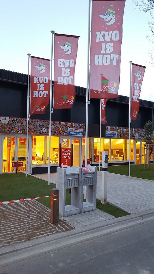 Visix_be's tweet photo. Decoratie voor fanshop KVO: #signware, #texframes, #windbanners, #masten en #vlaggen! Made by Visix! https://t.co/3Vf9MeApcZ