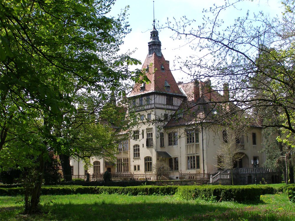 This striking place had the most impressive garden - where daisies would grow in winter! >> bit.ly/1Yxkb5E