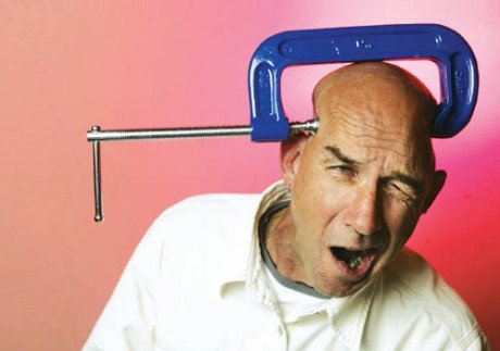 головка гвоздя. человек в тисках. зажат в тиски. голова как в тисках. голова как в тисках.