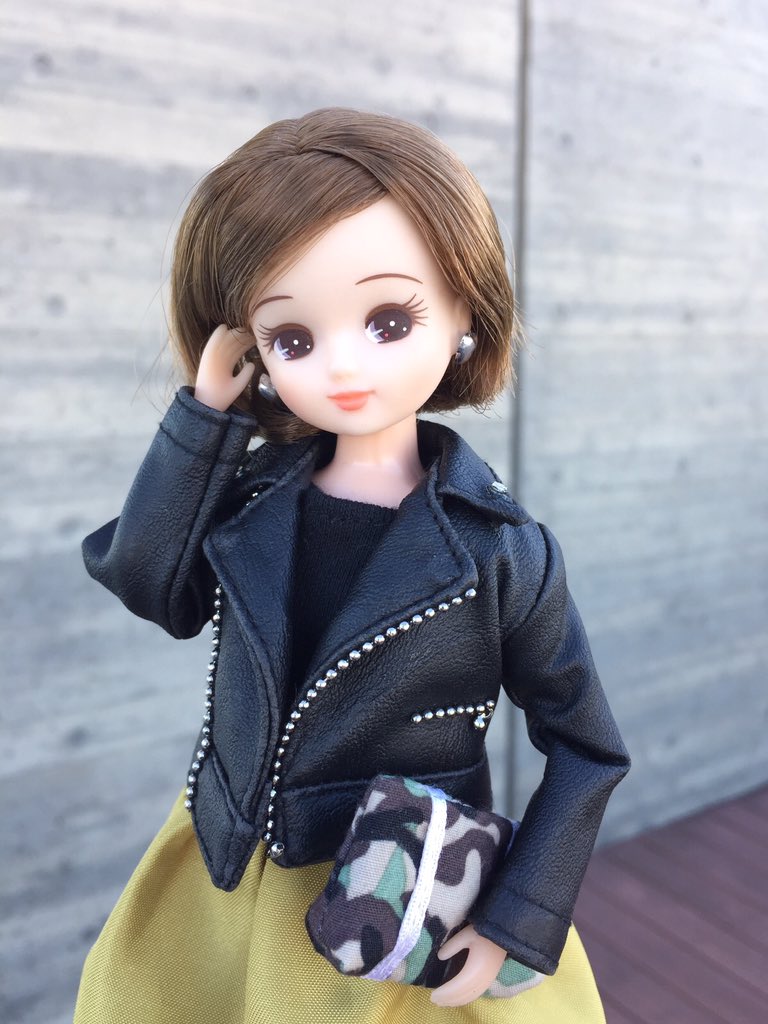 今日はレザージャケットに迷彩柄のクラッチバッグでちょっぴりハードに