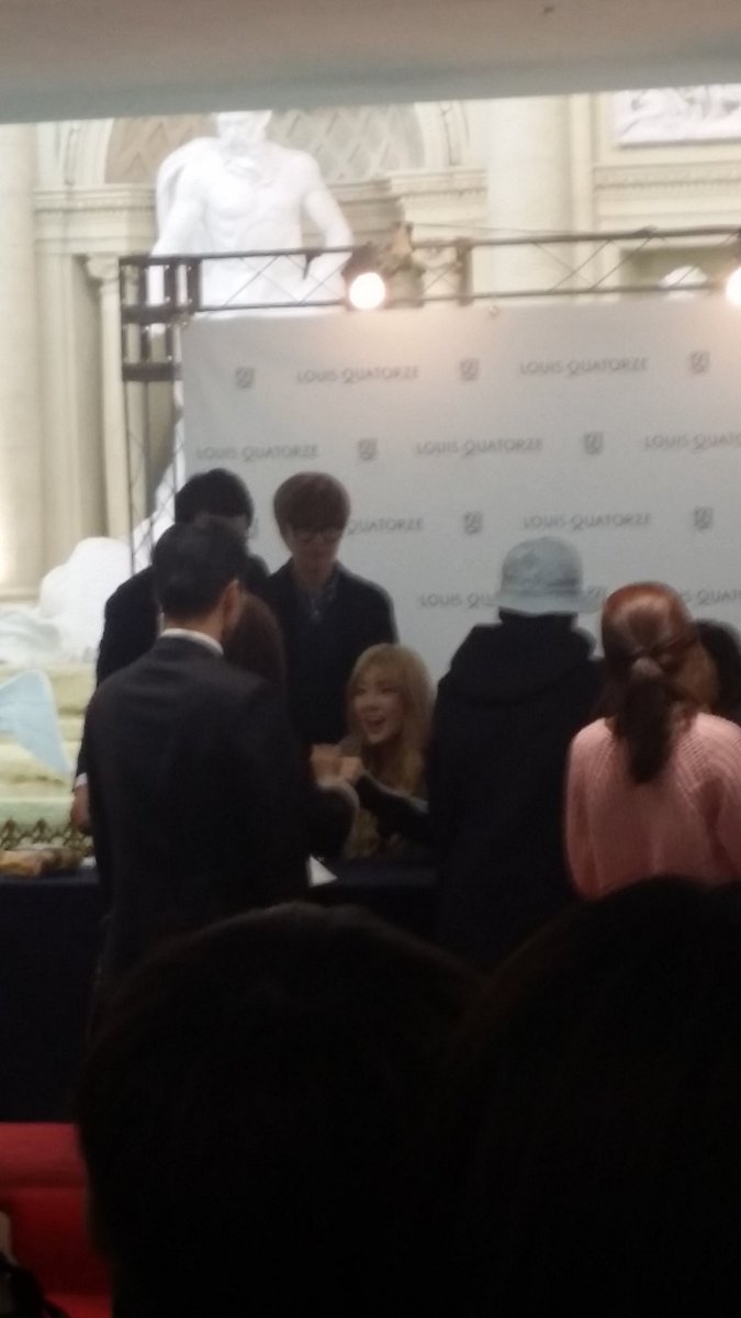 [PIC][27-11-2015]TaeTiSeo tham dự buổi Fansign cho thương hiệu "Louis Quartoze" tại Lotte Department Store Busan vào chiều nay CUzFz5-VAAAhvJF