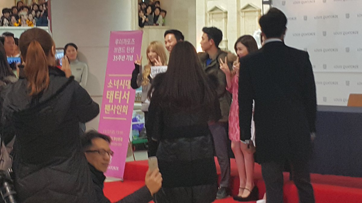 [PIC][27-11-2015]TaeTiSeo tham dự buổi Fansign cho thương hiệu "Louis Quartoze" tại Lotte Department Store Busan vào chiều nay CUzHJMyUYAA-fMF