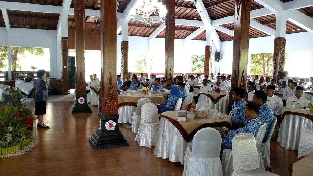 giatsetya's tweet photo. Sosialisasi Inovasi Pelayanan Publik bersama Deputi MenpanRB  (Ibu Mirawati Sudjono,Akt.Msc) di pendopo Kab.Kebumen https://t.co/3DQZ3QLqIH