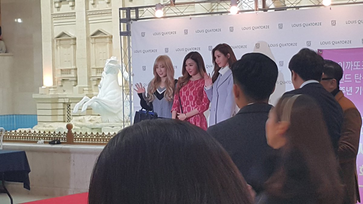 [PIC][27-11-2015]TaeTiSeo tham dự buổi Fansign cho thương hiệu "Louis Quartoze" tại Lotte Department Store Busan vào chiều nay CUzHscjUkAErQJX