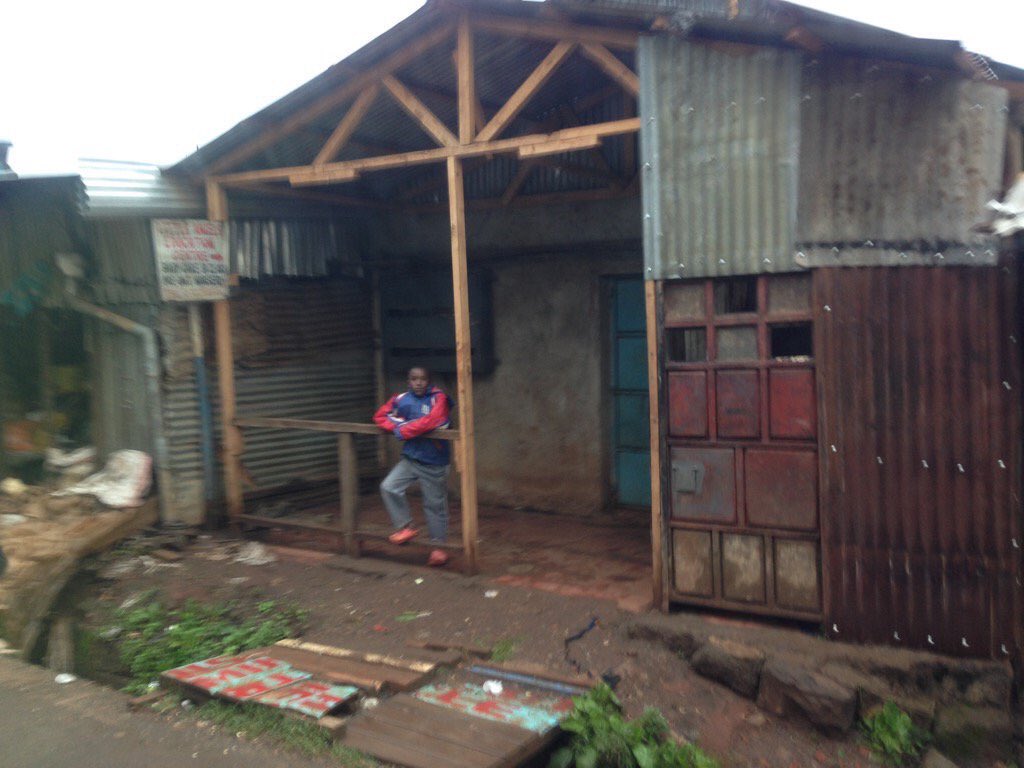 pgovejero's tweet photo. Esto es Kangemi, el barrio de chabolas de Nairobi donde está el Papa ahora mismo. FOTOS:@antoniospadaro #PopeinKenya https://t.co/ylp8bRpUla