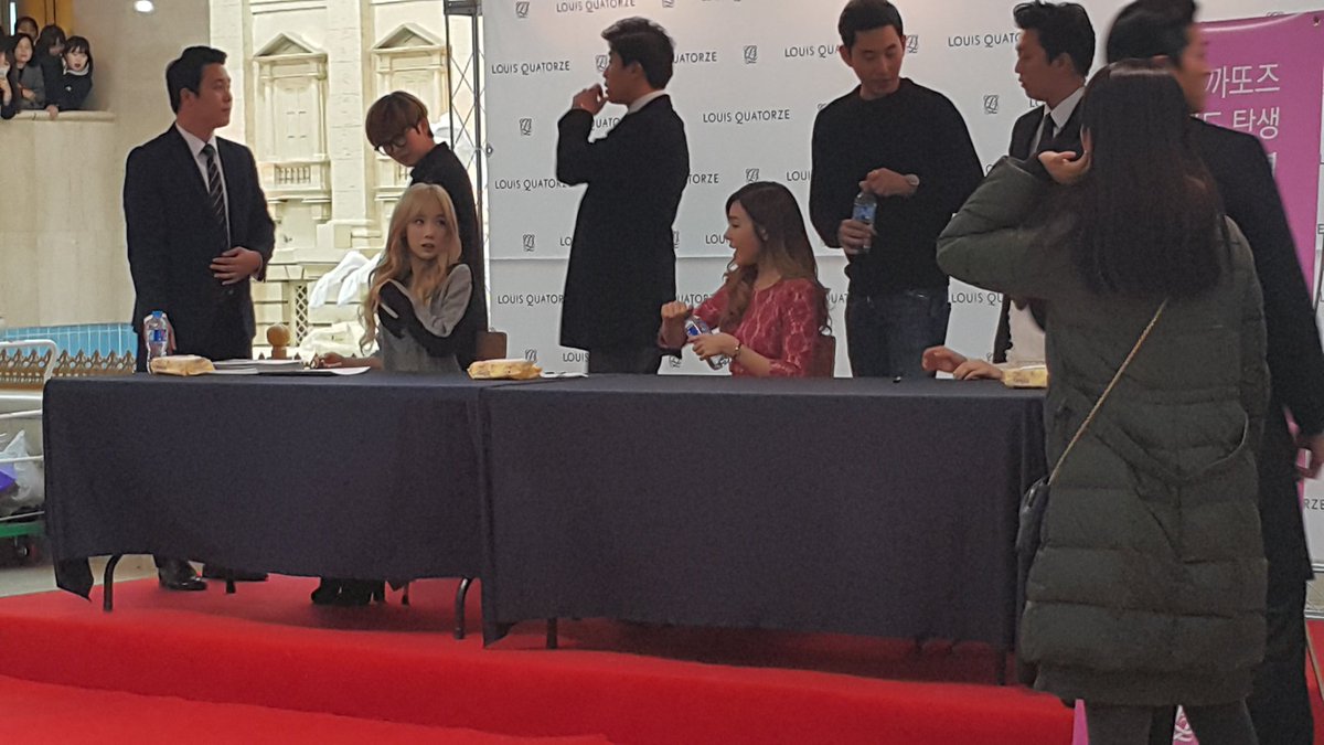 [PIC][27-11-2015]TaeTiSeo tham dự buổi Fansign cho thương hiệu "Louis Quartoze" tại Lotte Department Store Busan vào chiều nay CUzI4zCUkAQXVl4