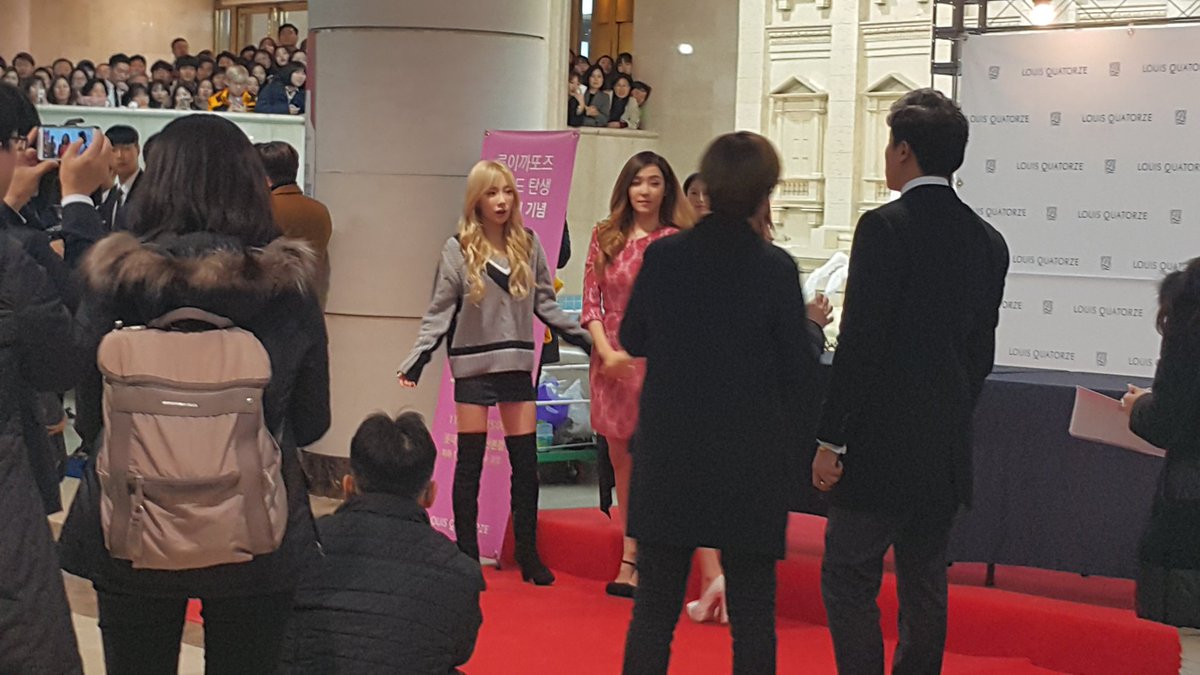 [PIC][27-11-2015]TaeTiSeo tham dự buổi Fansign cho thương hiệu "Louis Quartoze" tại Lotte Department Store Busan vào chiều nay CUzJN-3UkAAdbD1