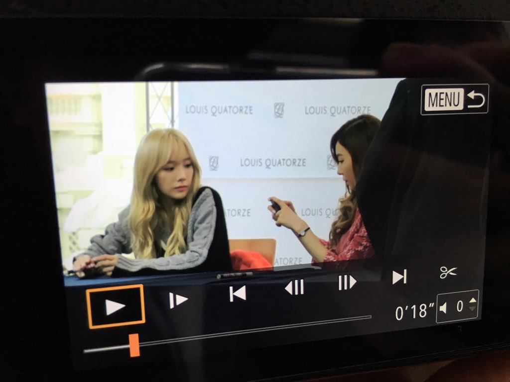 [PIC][27-11-2015]TaeTiSeo tham dự buổi Fansign cho thương hiệu "Louis Quartoze" tại Lotte Department Store Busan vào chiều nay CUzNHOTUYAA6sev