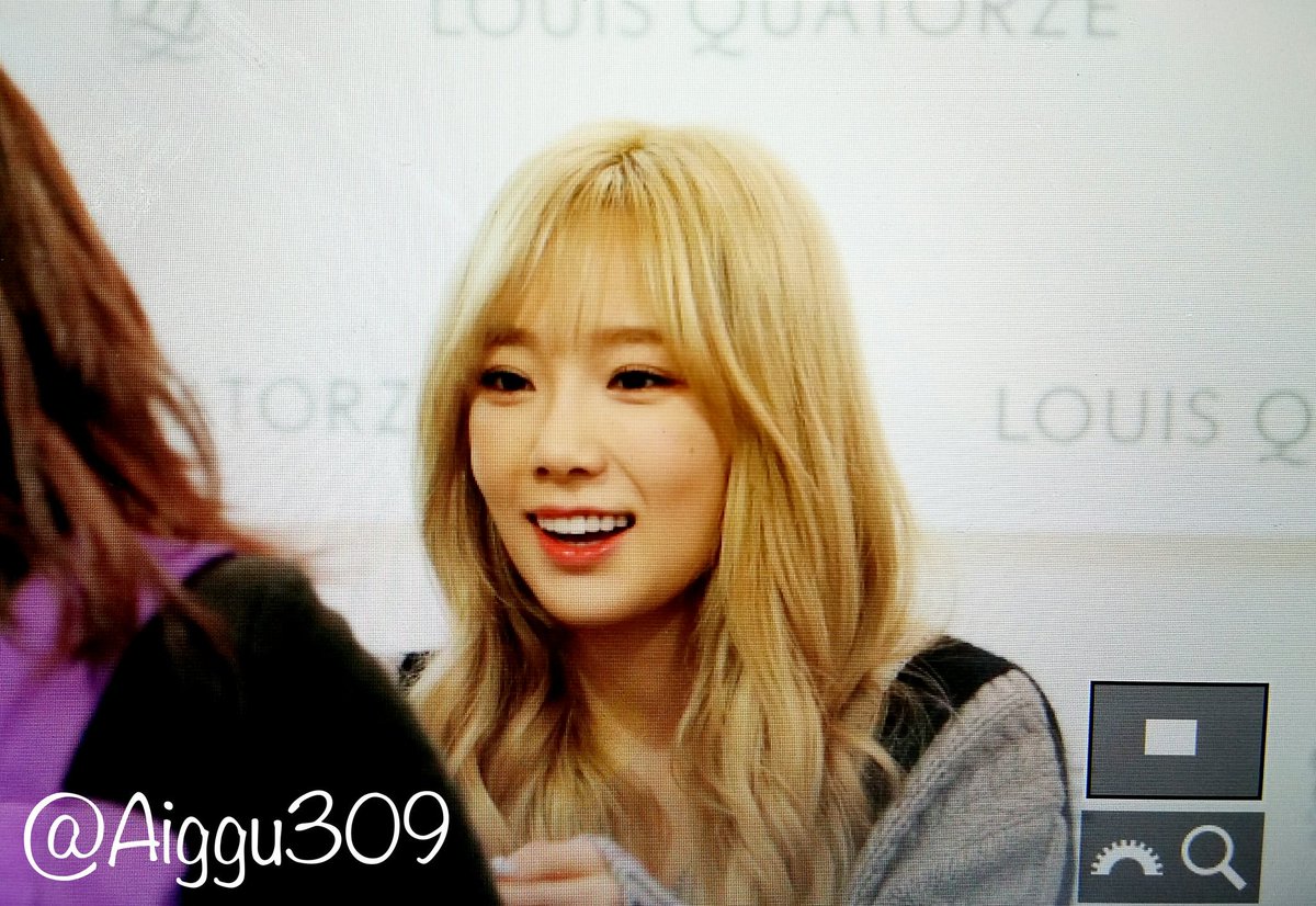 [PIC][27-11-2015]TaeTiSeo tham dự buổi Fansign cho thương hiệu "Louis Quartoze" tại Lotte Department Store Busan vào chiều nay CUzNjLSUEAEX_PU