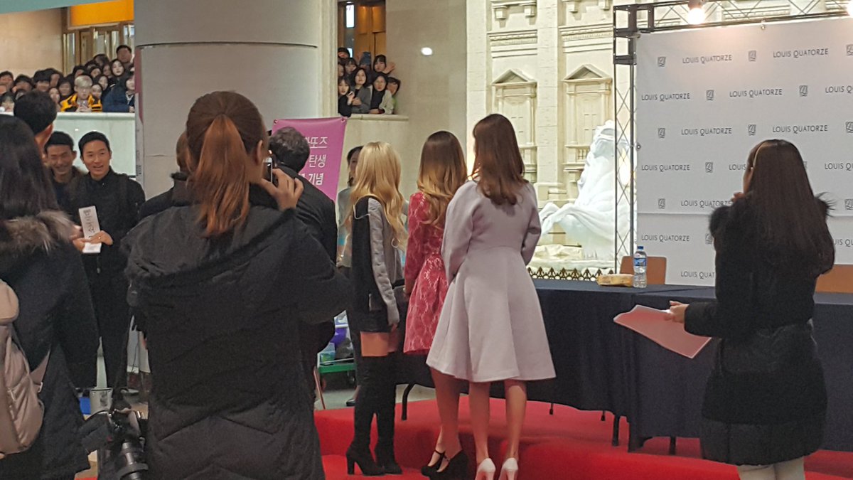 [PIC][27-11-2015]TaeTiSeo tham dự buổi Fansign cho thương hiệu "Louis Quartoze" tại Lotte Department Store Busan vào chiều nay CUzR7WiVEAAIwAS