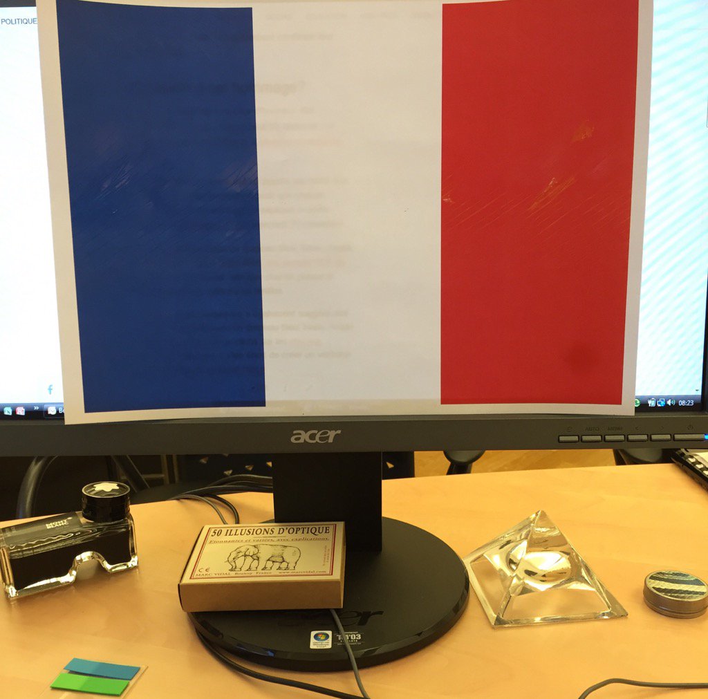 pbono2's tweet photo. Hommage national de la nation aux victimes des attentats #AttacksParis. Un drapeau sur la fenêtre de mon écran.. https://t.co/ua9sQb3UJu