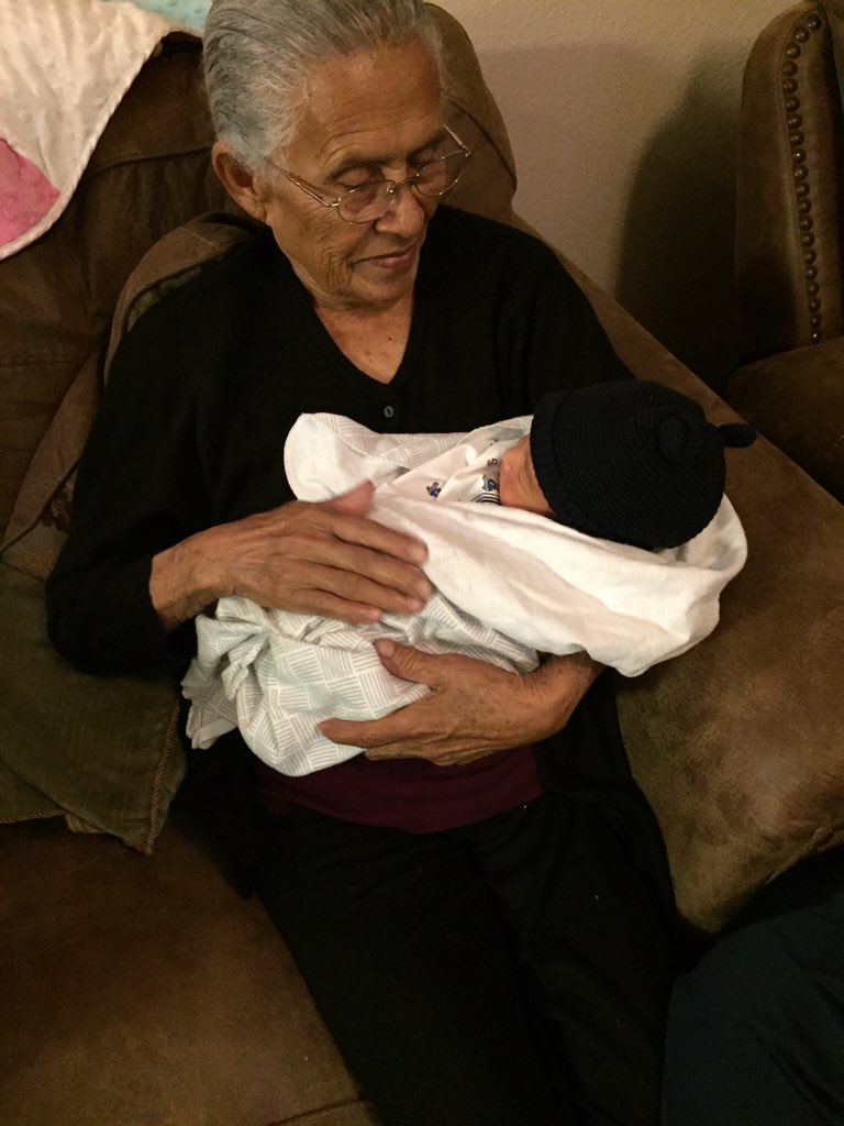 sanchoymoi's tweet photo. #JCL2 with his great grandparents https://t.co/Ck8WEZ3nZP