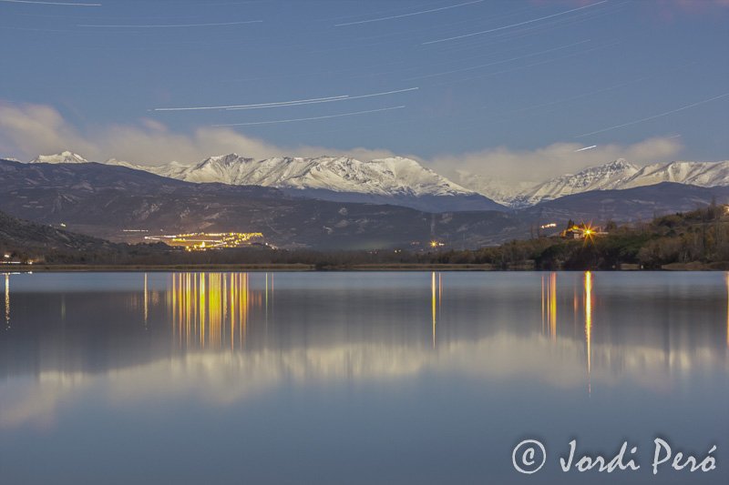 MONTSEC_'s tweet photo. Les muntanyesde la #VallFosca han canviat per fí de color, amb un blanc radiant sota la llum de lluna #Pallars https://t.co/87MT3lWRgn
