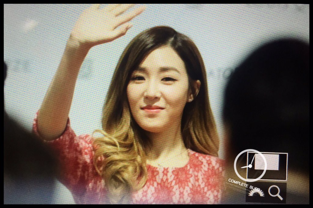 [PIC][27-11-2015]TaeTiSeo tham dự buổi Fansign cho thương hiệu "Louis Quartoze" tại Lotte Department Store Busan vào chiều nay CUzW_WaVAAAlCNZ