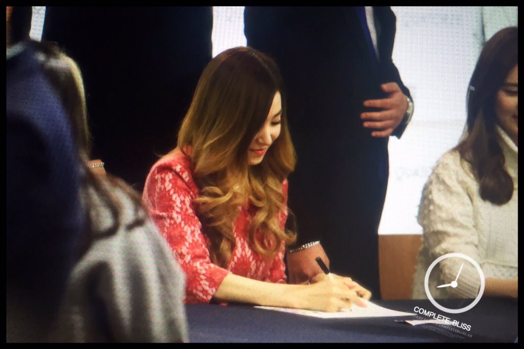 [PIC][27-11-2015]TaeTiSeo tham dự buổi Fansign cho thương hiệu "Louis Quartoze" tại Lotte Department Store Busan vào chiều nay CUzW_ZPVEAA07wA