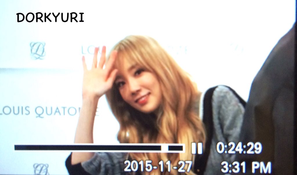 [PIC][27-11-2015]TaeTiSeo tham dự buổi Fansign cho thương hiệu "Louis Quartoze" tại Lotte Department Store Busan vào chiều nay CUzbJI7UcAAiVSK