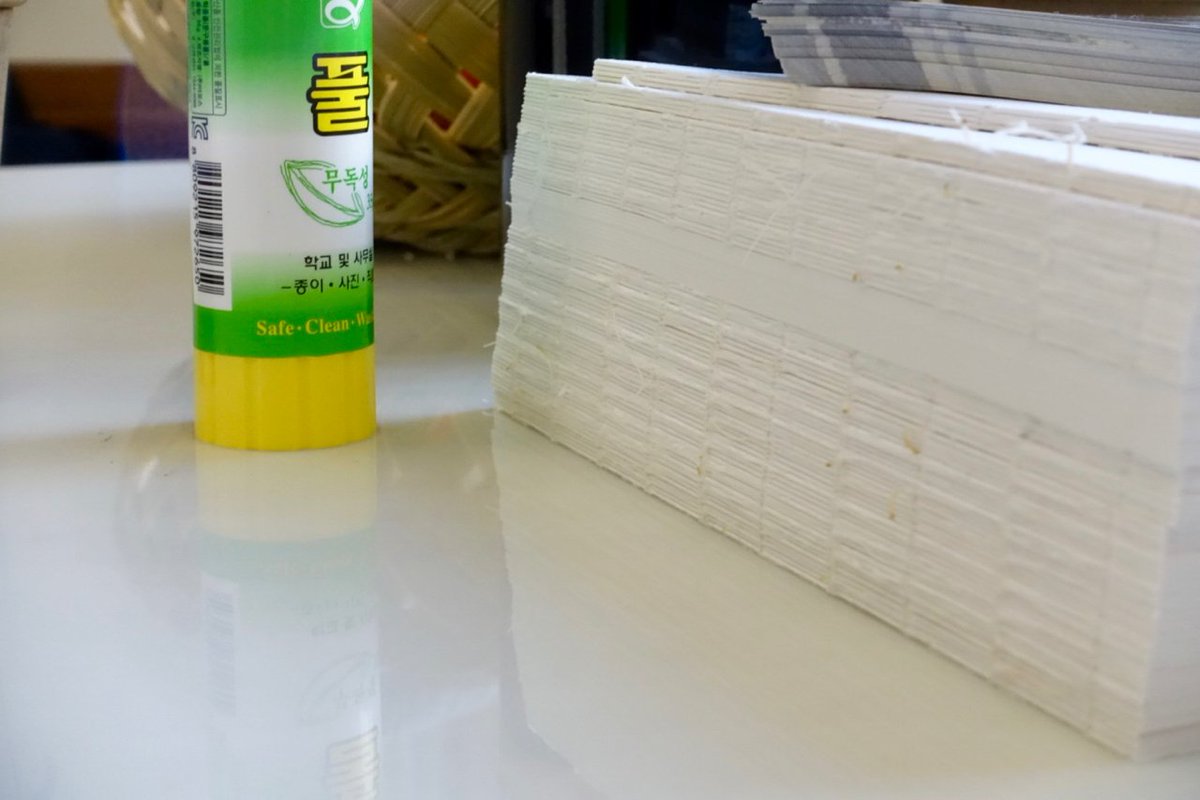 workonwork's tweet image. &quot;헛기술&quot; 텍스트북은 워크온워크 스튜디오에서 3,000원에 판매 중입니다. 단편 소설 두 편을 포함해, 일곱 개의 글이 들어있습니다. 글쓴이: 워크온워크, 이정민, 강이다, 김형진, 박재용, 장혜진, 현시원.