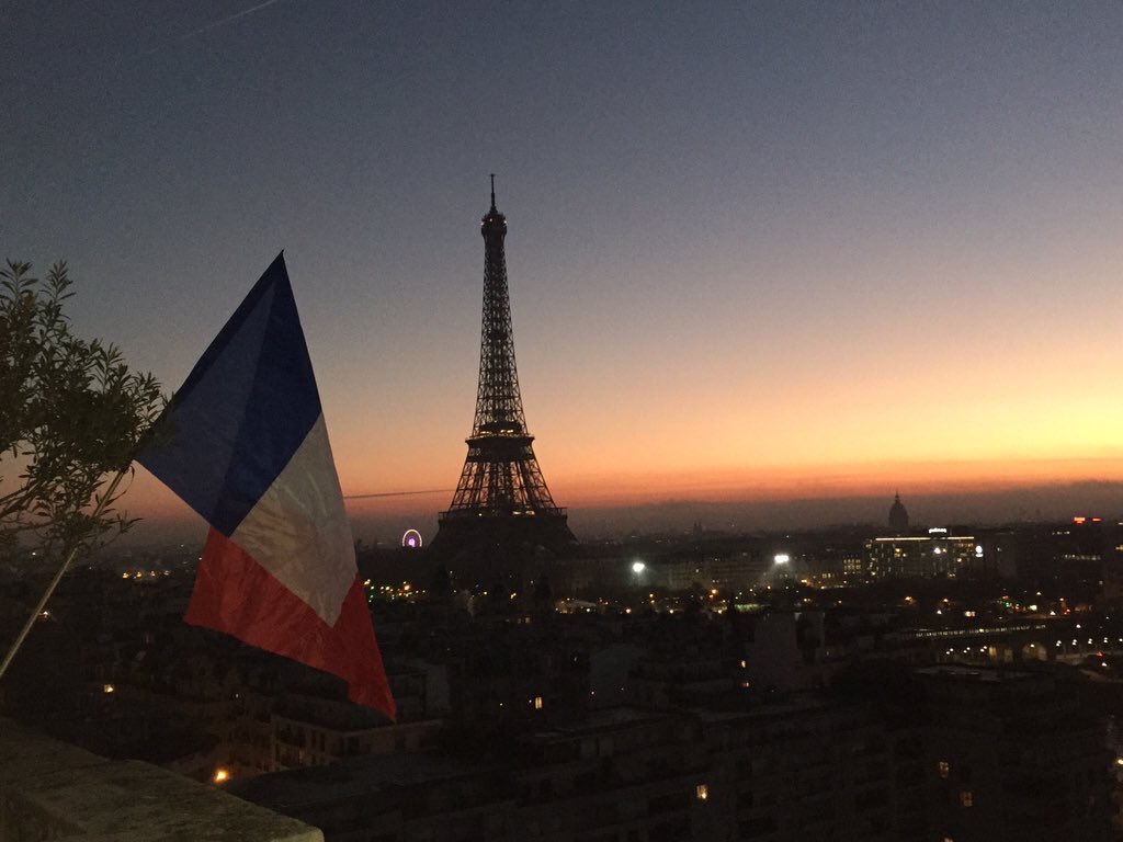 GossipRoomOff's tweet image. Nous ne les oublions pas. Pensée évidente aux familles et proches des victimes. 🙏🏼🇫🇷 #hommagenational #RIP