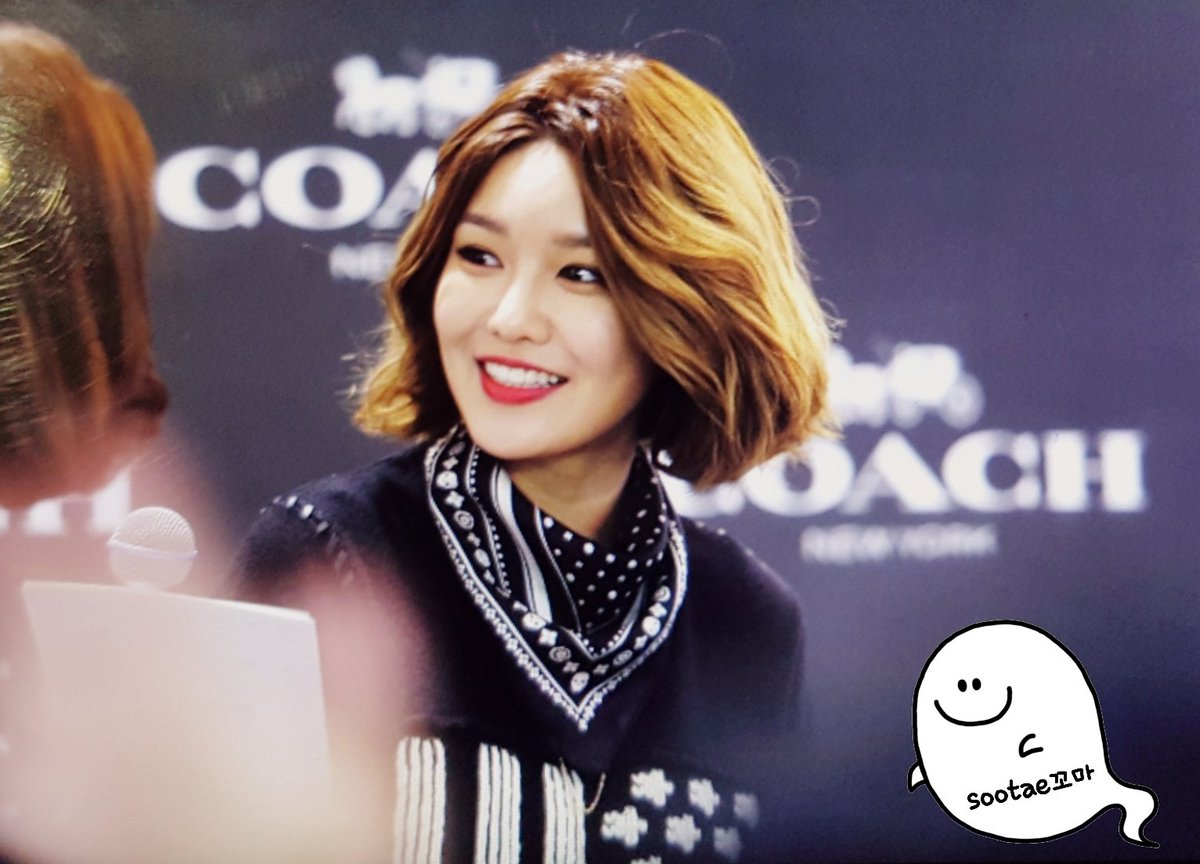  [PIC][27-11-2015]SooYoung tham dự buổi Fansign cho thương hiệu "COACH" tại Lotte Department Store Busan vào trưa nay CUzkDmhUkAAyPjI