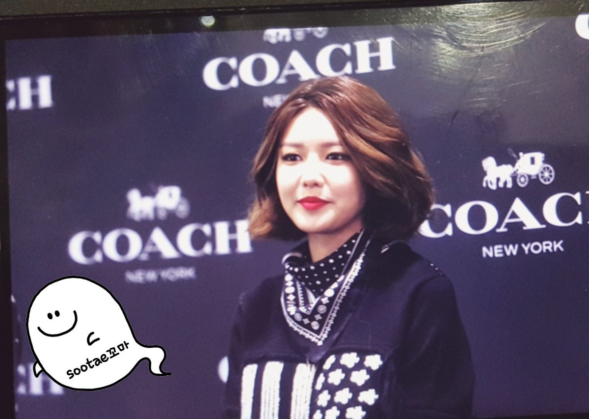  [PIC][27-11-2015]SooYoung tham dự buổi Fansign cho thương hiệu "COACH" tại Lotte Department Store Busan vào trưa nay - Page 2 CUzmzBlUYAAJZHM