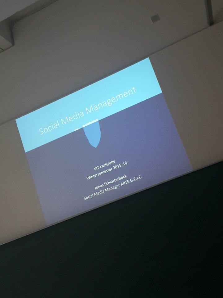 JasminPhitcha's tweet photo. Fliegender Wechsel: raus aus @annetteless' #Projektseminar &amp; ab zu @schlatterbeck ins SocialMediaSeminar #wmklauscht https://t.co/kaHhe01B0W