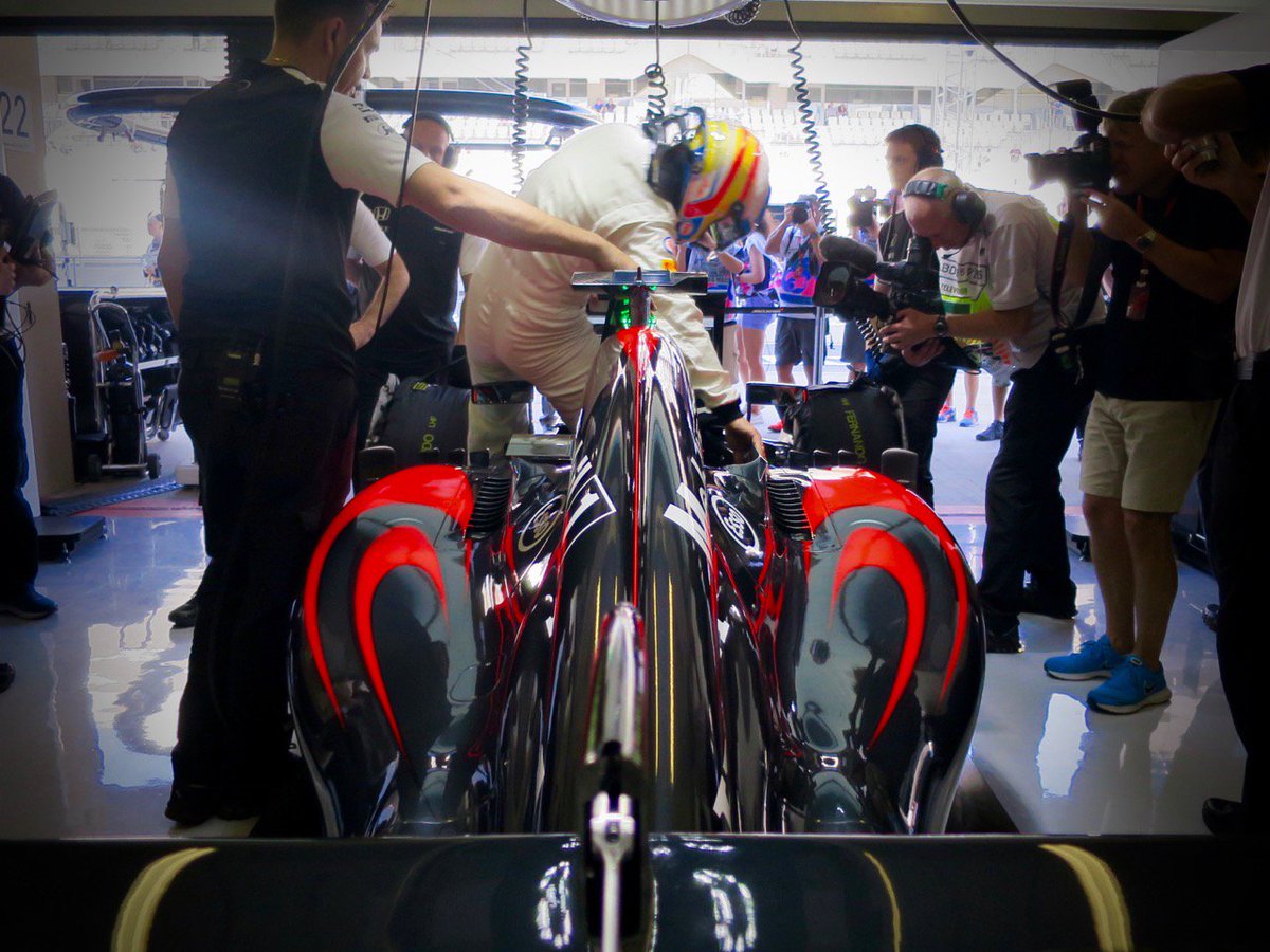Flip/reverse. Nose to tail with the MP4-30. #AbuDhabiGP