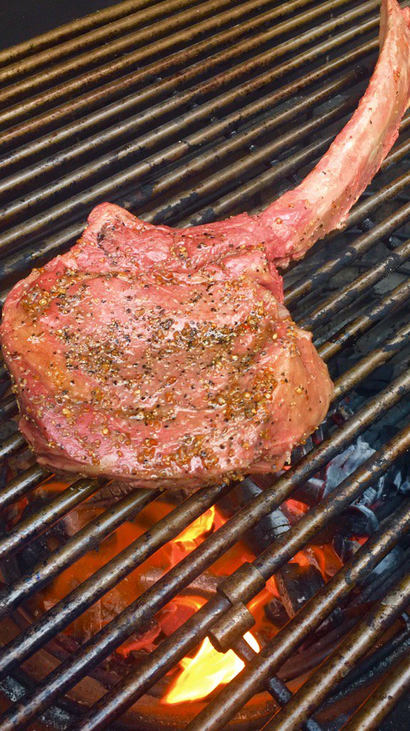 Lunch ideas?What about this tomahawk  #Wagyu #steak Happy thanksGiven <a href="/ChampagneBV/">Champagne Boucton</a> <a href="/MAUMANCINI/">MAURIZIO MANCINI</a> <a href="/FoodPorn_MX/">Food Porn</a> #viernes