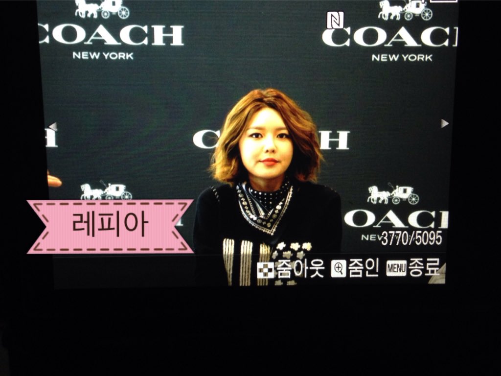  [PIC][27-11-2015]SooYoung tham dự buổi Fansign cho thương hiệu "COACH" tại Lotte Department Store Busan vào trưa nay - Page 2 CUzzVgMUYAAhQ5F