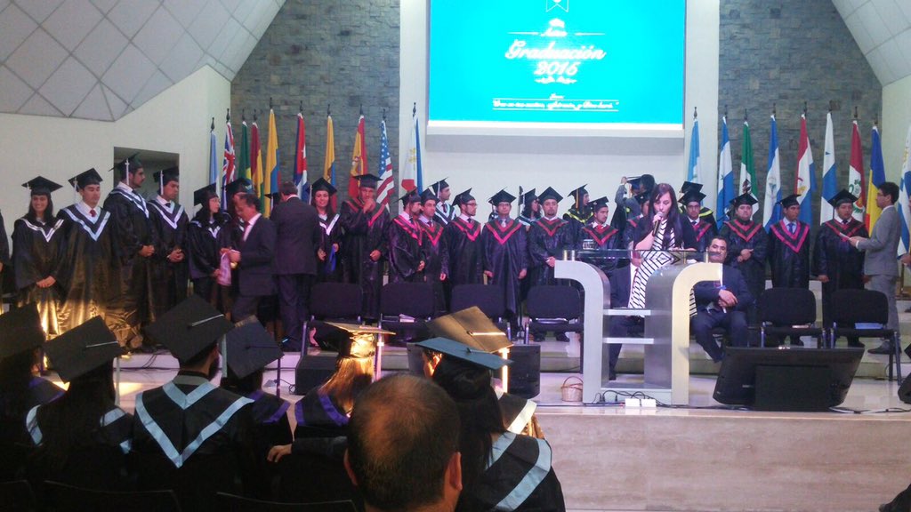40 Graduandos que colportaron durante sus estudios son reconocidos por el #IDECChile en Ceremonia de Graduación