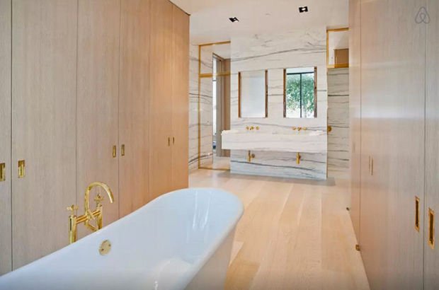 senapahome's tweet photo. #GoldFaucets and #GoldFixtures are sublime in this #ModernBathroom of singer #JoeJonas https://t.co/N6idQP2vTz https://t.co/1ANWqoCsLu