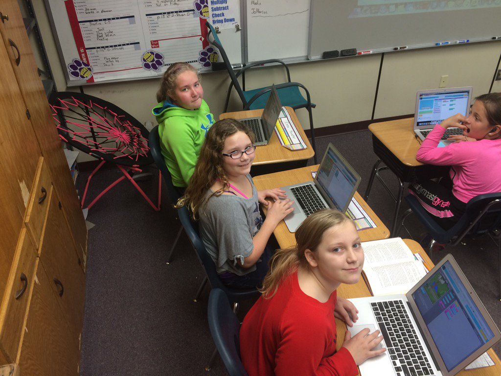 steve_bunn's tweet image. 3 coders at work #CodeIowa @OelweinHuskies  #HourOfCode