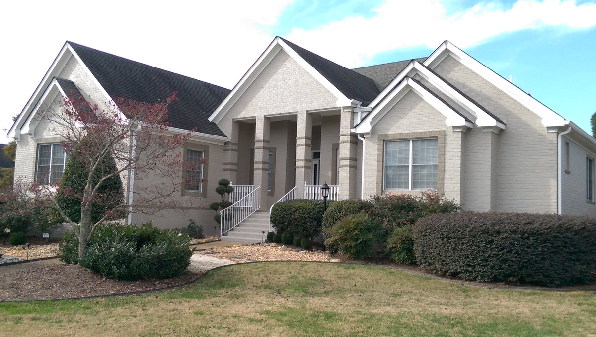 RodSellsQuality's tweet image. Why would anyone paint a beautiful red brick home? Here's why! Recent job in Church Point. #ThePainterInc