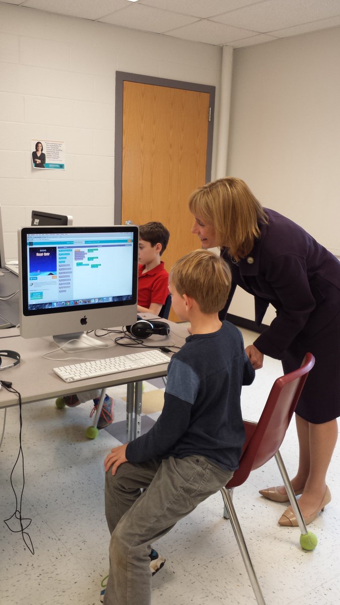 SenatorHassan's tweet image. Gov. Hassan watching @hooksetthms students participate in #HourOfCode @hourofcode