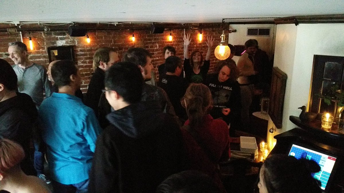 Holiday Hubbaloo is underway at <a href="/sixacres/">sixacres</a> in #Gastown 💖🎄🎁🍷🍺💥