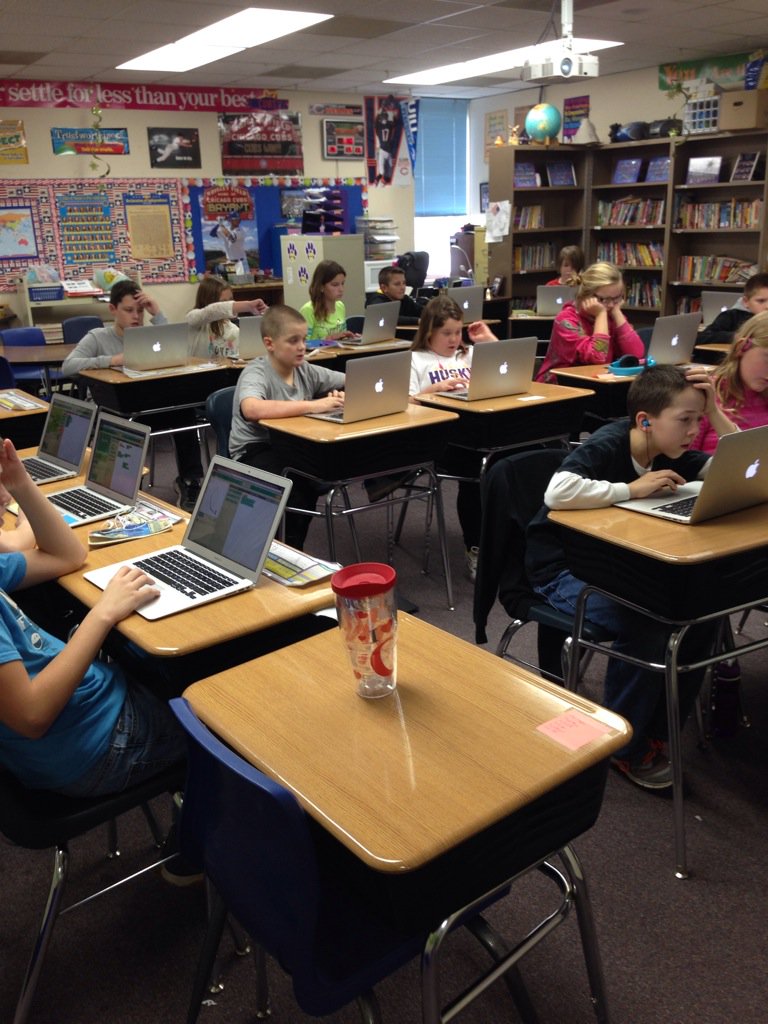 kdruvenga's tweet image. 5th graders hour of code:) @OelweinHuskies #CodeIowa #HourOfCode