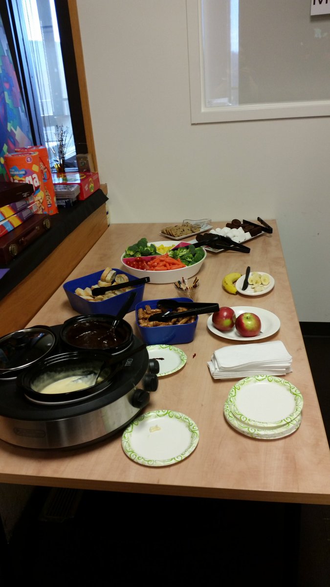 ImFirstRIT's tweet photo. End of Semester Celebration!  Come join us until 500 :)  #firstgen #mentorsmentees #fondue #craftsandcookies https://t.co/4mMxNYXtww