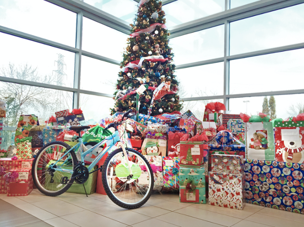 RONAincFR's tweet photo. Grâce aux employés RONA, l’Opération Père Noël permettra à 437 enfants dans le besoin de recevoir un cadeau! https://t.co/6UwxJLZFSF
