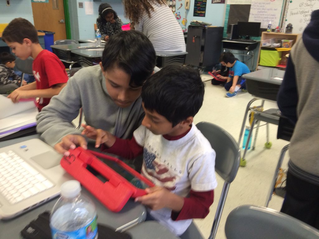 0xEarlineB's tweet photo. 5th grade had a blast coding with our 1st grade friends! #CSEdWeek #HourOfCode @BenFranklinES https://t.co/26l7y2o7wQ