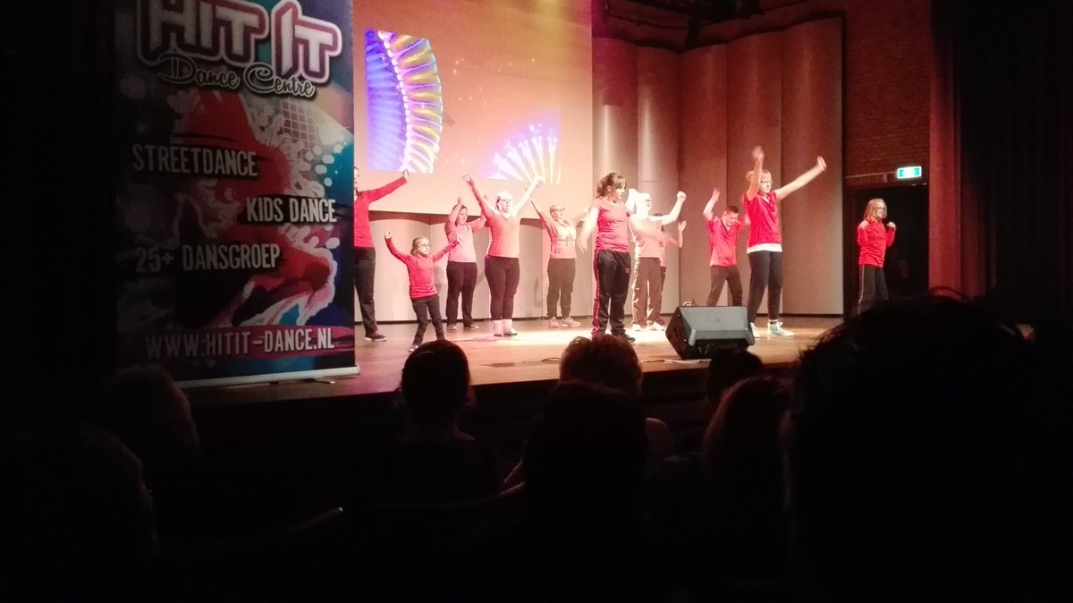 Dans Uniek on stage bij dansshow van Hit It, wat een talenten en plezier!! <a href="/Hit_it_dance/">Carmen Cattier</a> <a href="/HetBariet/">Het Bariet</a> <a href="/NicoTeun/">Nico Teunissen</a>