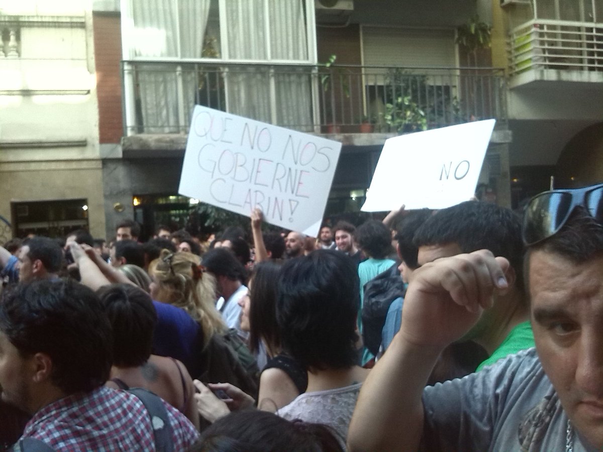 DaniloSetten's tweet photo. Patria sí, Magnetto no! Multitudinario abrazo al AFSCA #LaLeyDeMediosNoSeToca https://t.co/0mMpi3SUGP