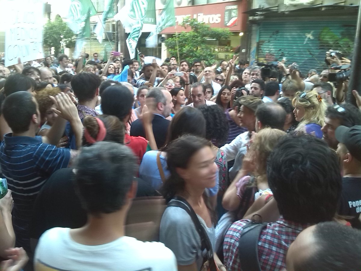 DaniloSetten's tweet photo. Patria sí, Magnetto no! Multitudinario abrazo al AFSCA #LaLeyDeMediosNoSeToca https://t.co/0mMpi3SUGP