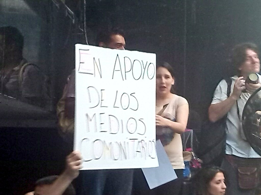 DaniloSetten's tweet photo. Patria sí, Magnetto no! Multitudinario abrazo al AFSCA #LaLeyDeMediosNoSeToca https://t.co/0mMpi3SUGP