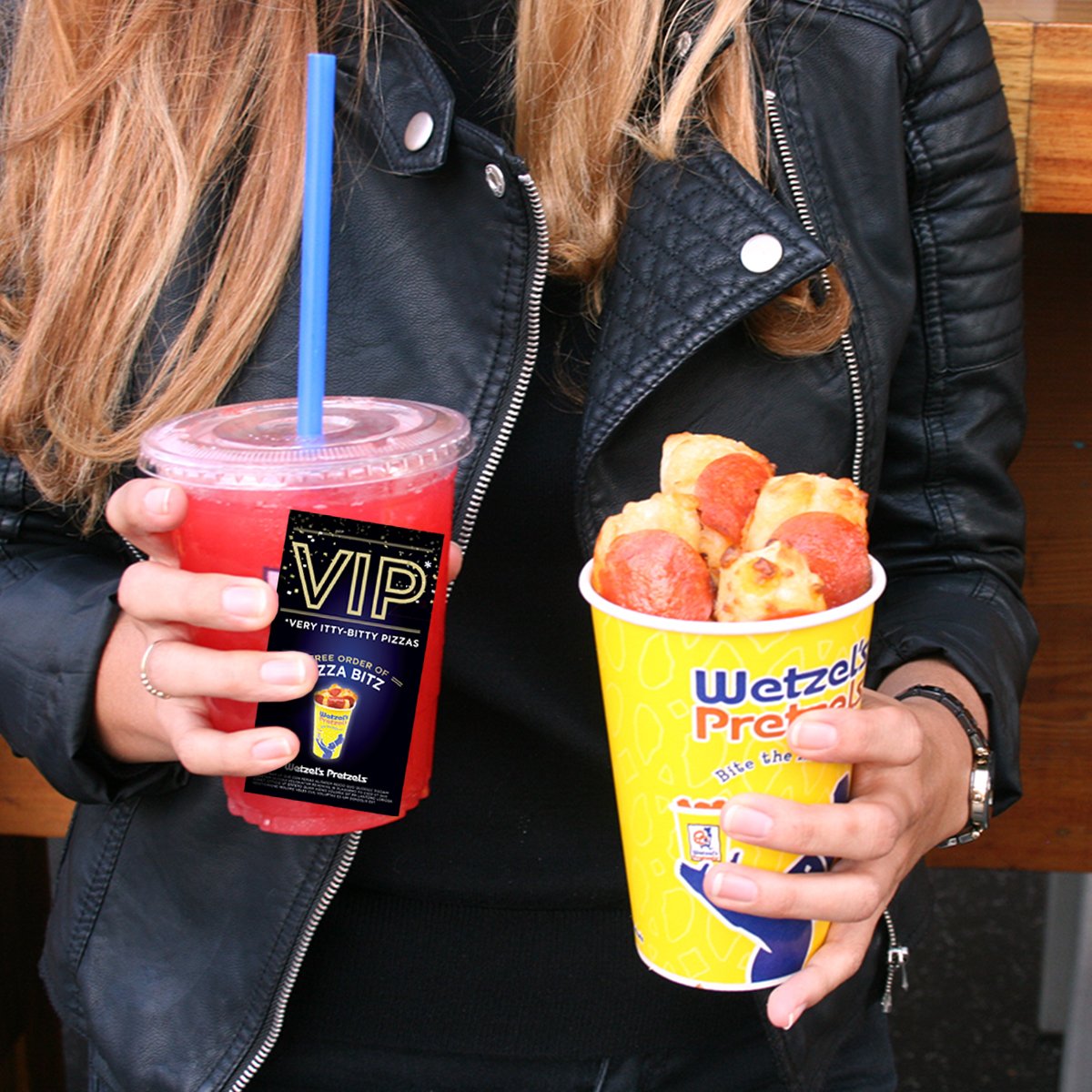 wetzelspretzels's tweet photo. A friend bearing gifts: great. A friend bearing #PizzaBitz: the best. #DreamSmall https://t.co/1fyBvOzswM