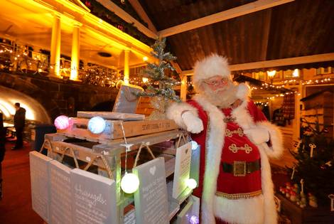 leidschdagblad's tweet photo. Kerstman opent schaatsbaan en kerstmarkt in Leiden [video] https://t.co/SS6zw9ZN4N via @leidschdagblad https://t.co/bObZjTl0Be