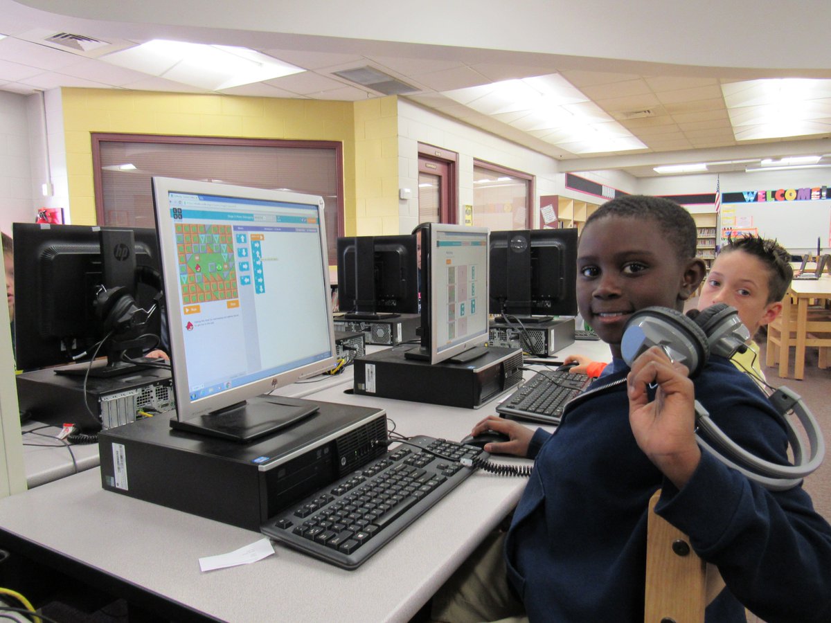 WilsonElemBuzz's tweet photo. #scpshourofcode More students participating in this week's Hour of Code challenge at Wilson! https://t.co/A7WU27W3g4