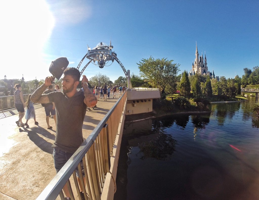 gabigol's tweet photo. Prepara pra foto!! 😂☀️📷 #GabiFérias #DisneyParques https://t.co/LRMi3A2MSU